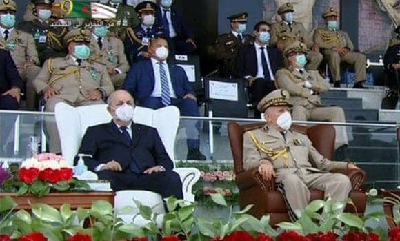 Le président Tebboune supervise la remise des diplômes de trois promotions d'officiers de l'Académie militaire de Cherchell Le président tebboun accompagné par said changriha