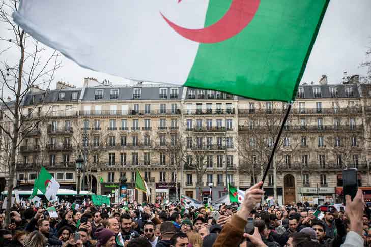 la diaspora algérienne se mobilisent  face à la flambée du covid-19.