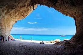 Voici ce que font les vacanciers malgré la covid-19 qui sévit. beauté des plages