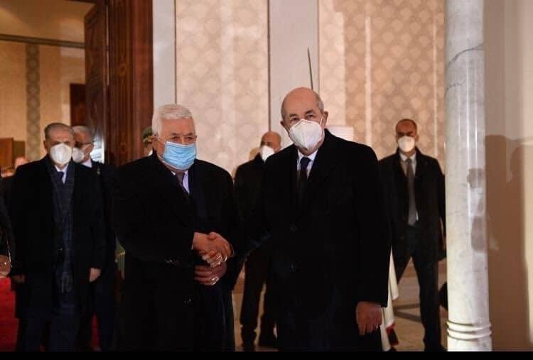Abdelmadjid Tebboune décerne la médaille de la révolution algérienne au président palestinien Mahmoud Abbas_Abdelmadjid Tebboune