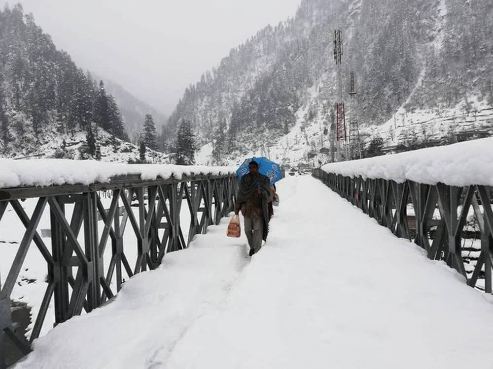 Bouira : 16 personnes piégées dans la neige secourues neige