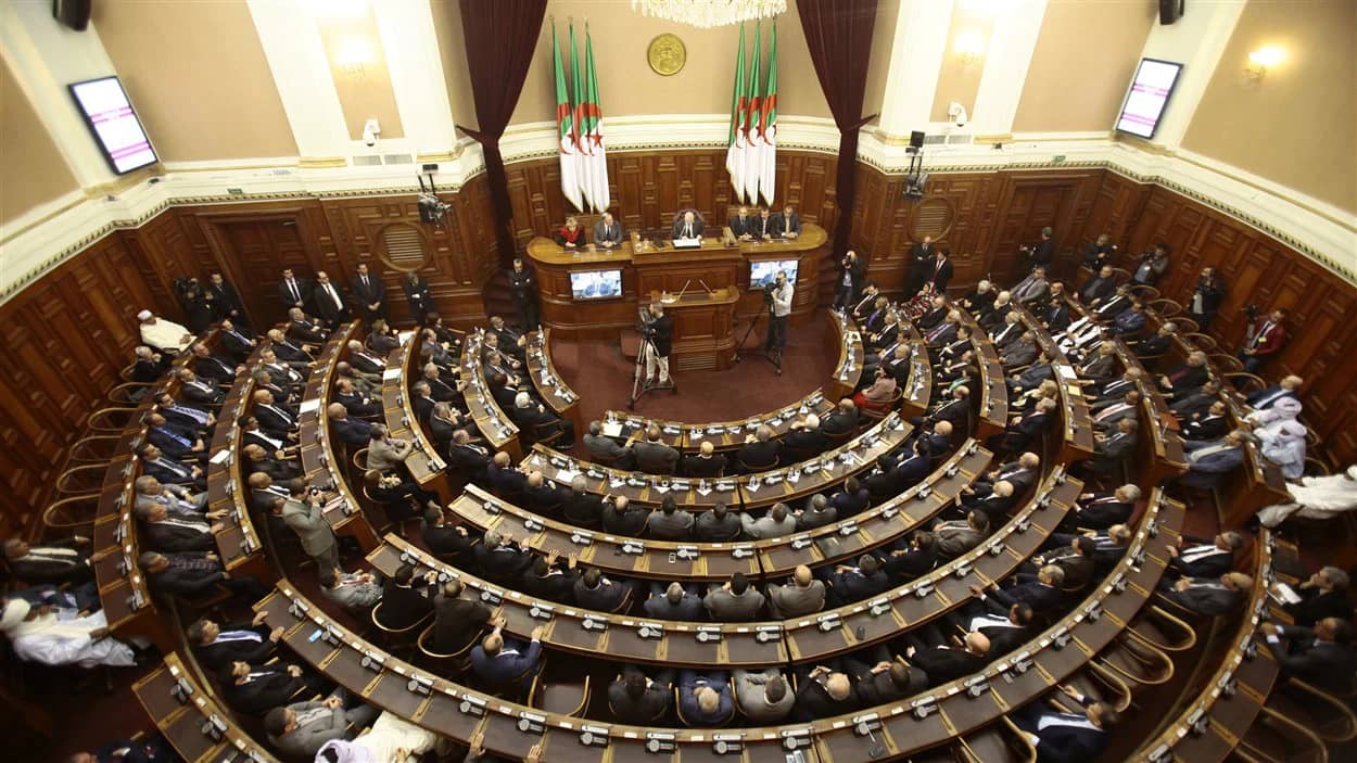 Face aux tensions avec le royaume du Maroc, le parlement algérien vote un projet de loi de réserve militaire