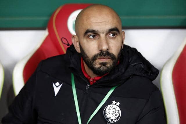 Algérie : Walid Regragui reçoit des fleurs