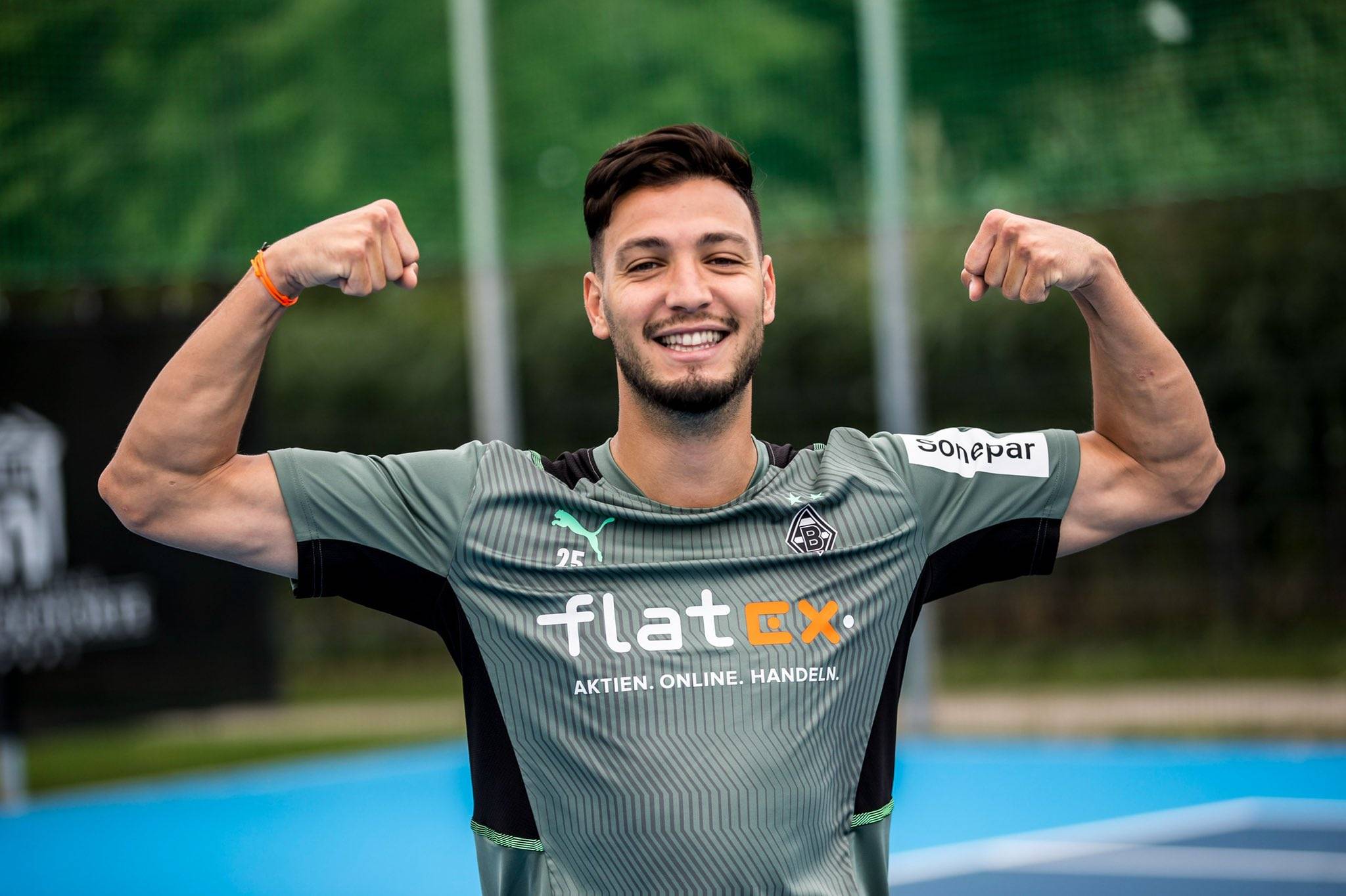 Manchester United, Barcelone... Bensebaini attire les convoitises