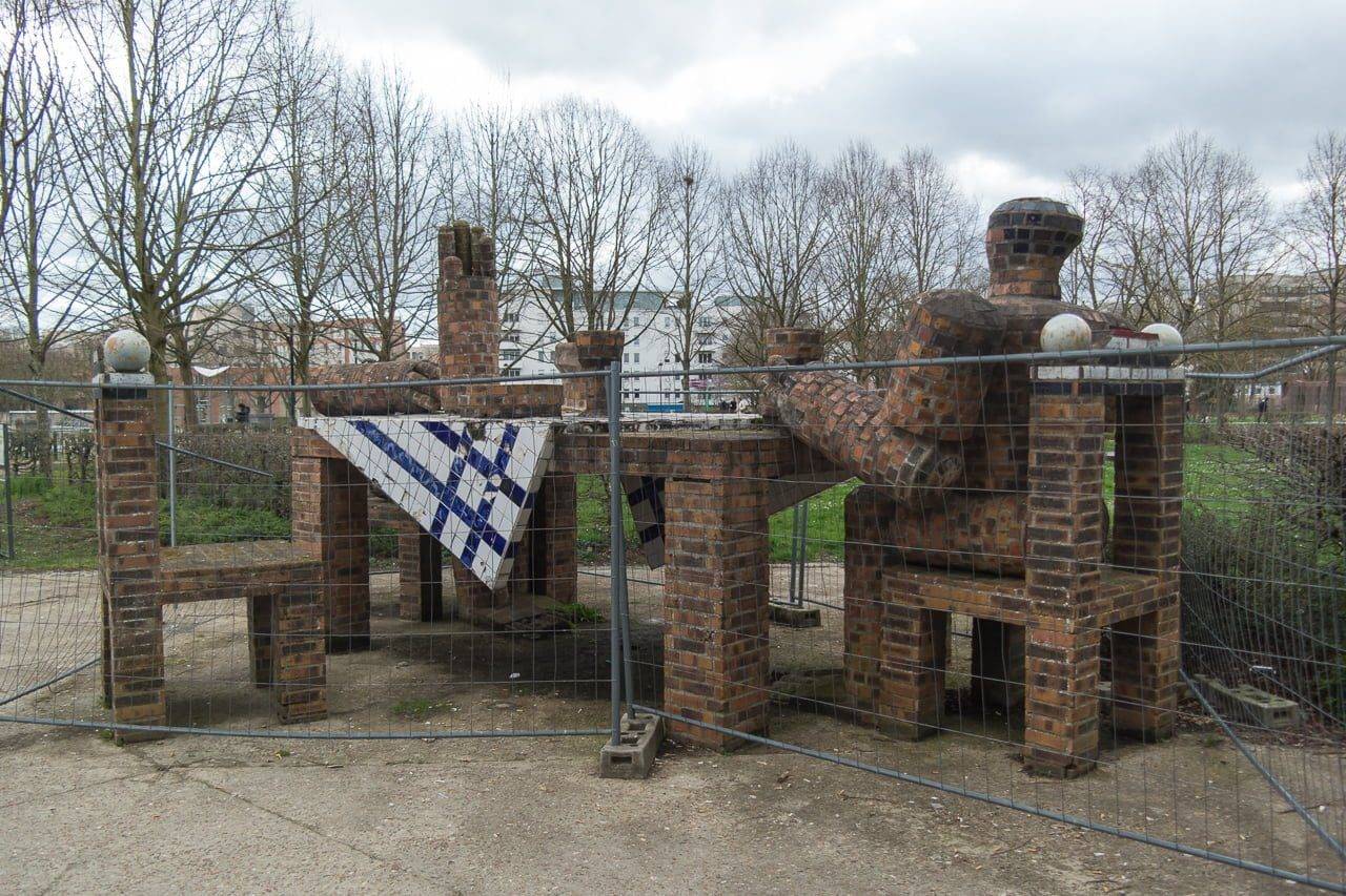 France : Une antenne du Département à Guyancourt endommagée par un algérien.