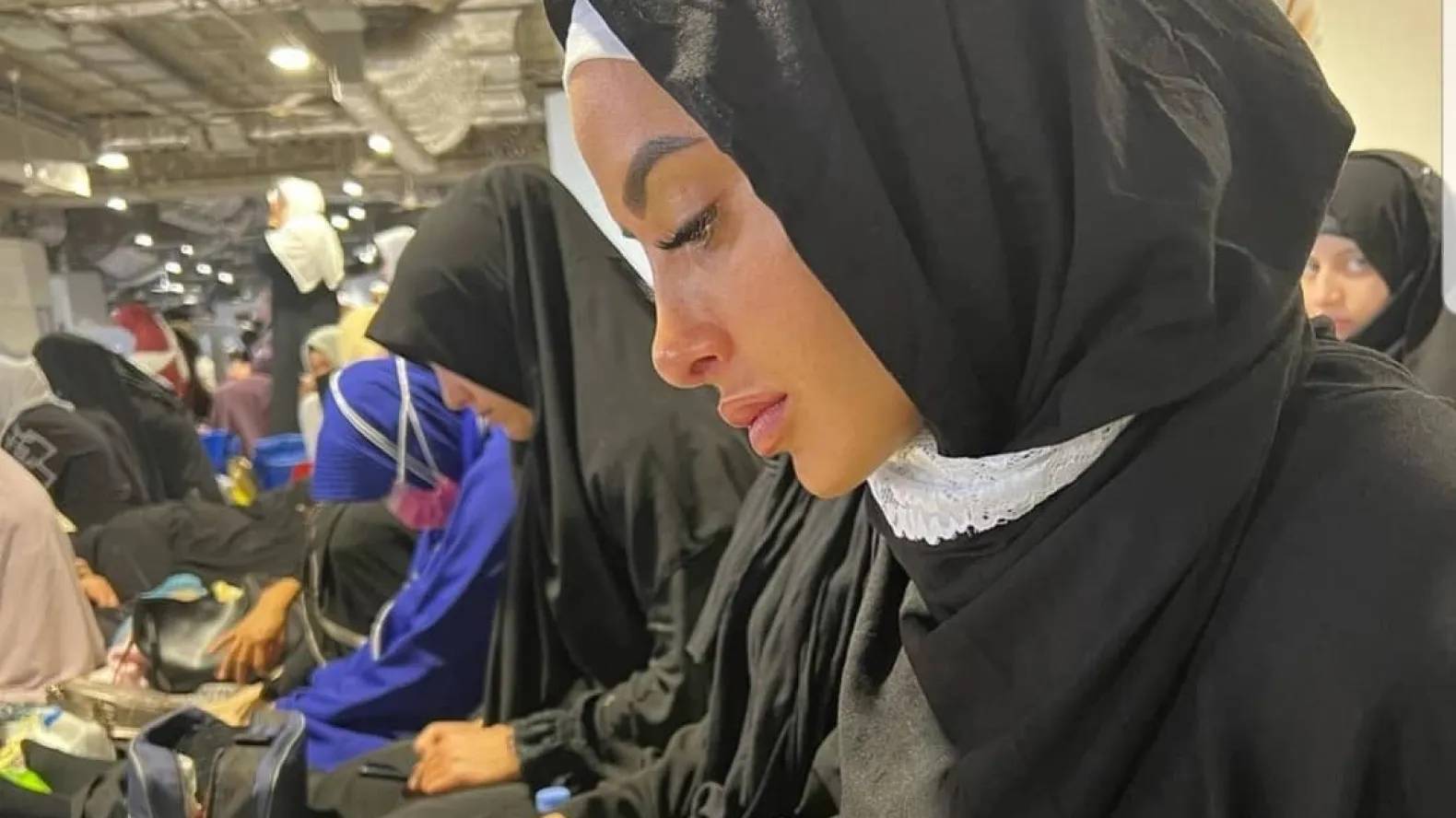 Dans la vidéo une star de la télévision française annonce sa conversion à l'islam voile voilé
