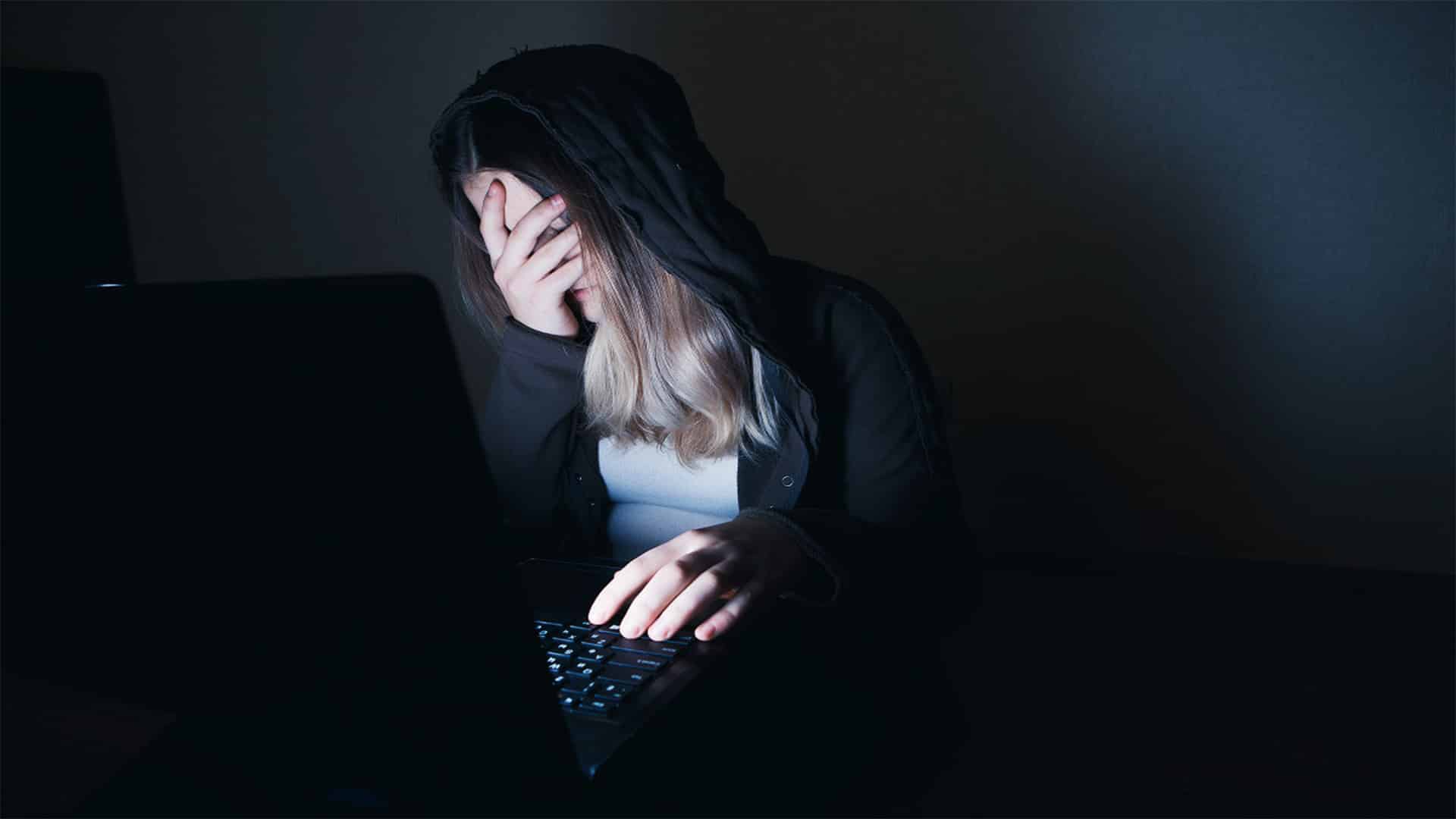 Scandale : « Ma vie est un enfer » confie Farah, journaliste victime de chantage sexuel Scandale : « Ma vie est un enfer » confie Farah, journaliste victime de chantage sexuel