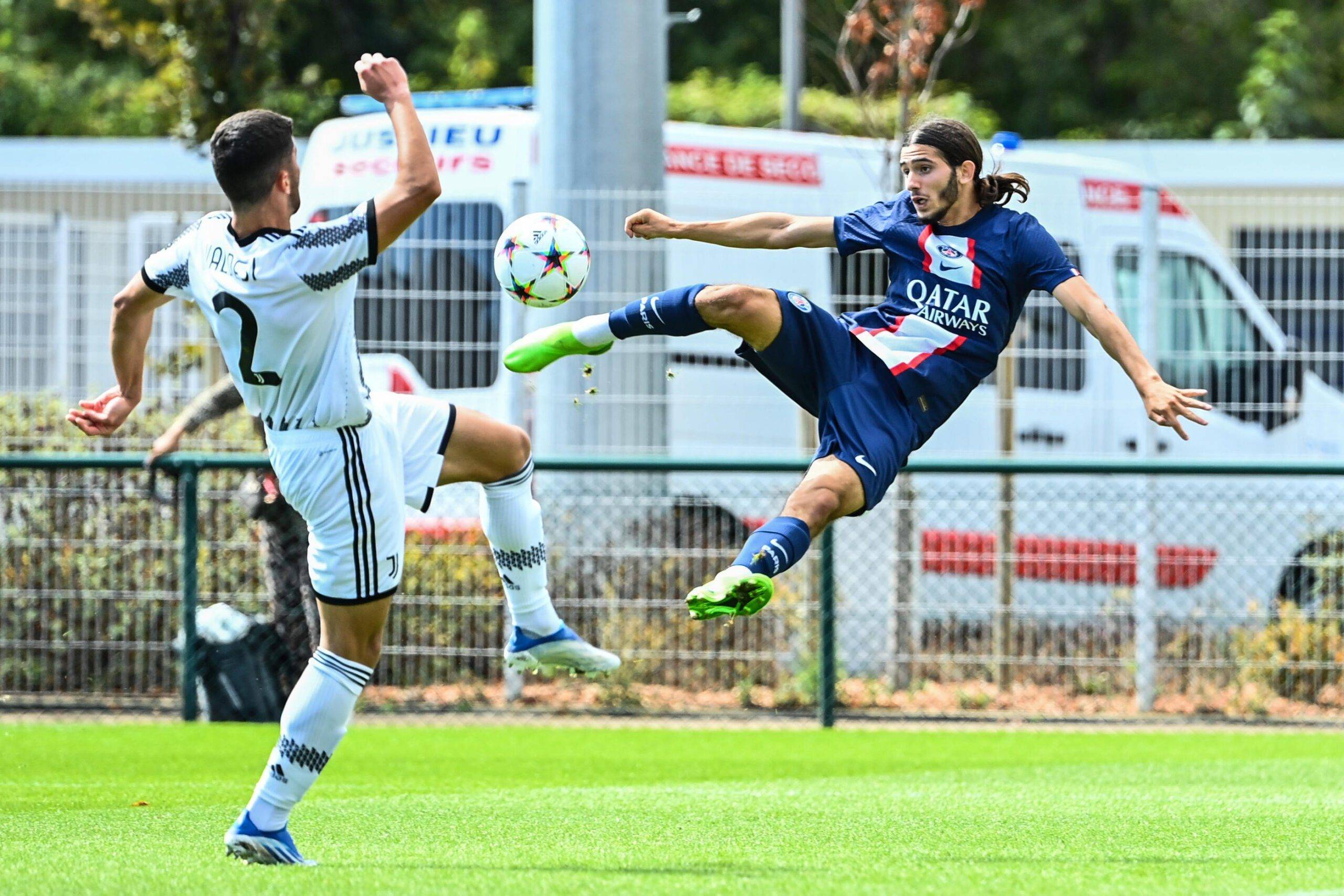Découverte : Au cœur de la carrière du jeune prodige du PSG Ilyes Housni Découverte : Au cœur de la carrière du jeune prodige du PSG Ilyes Housni
