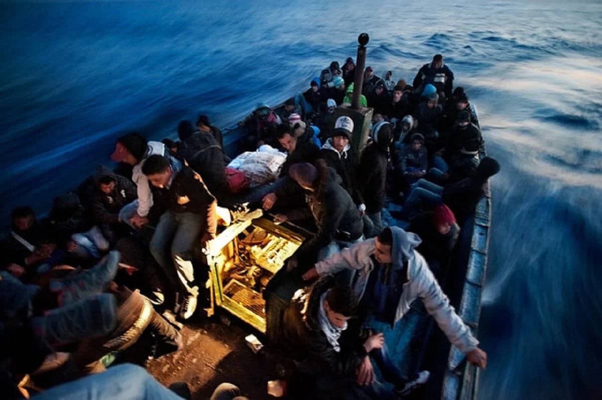 Plus de 100 migrants ont été expulsés de la Tunisie vers l'Algérie Plus de 100 migrants ont été expulsés de la Tunisie vers l'Algérie