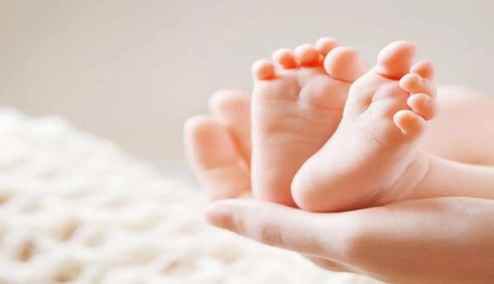 La joie d'un nouveau bébé se transforme en tragédie Bebe