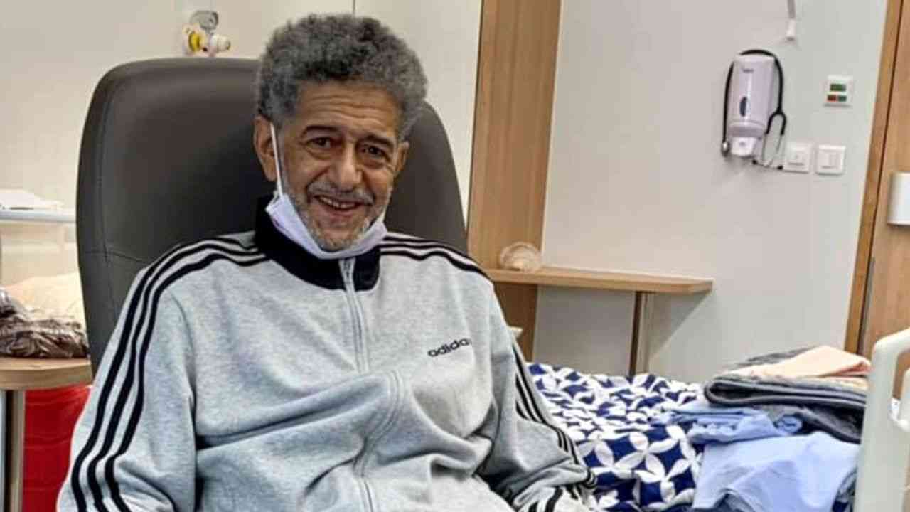 Hospitalisé, Salah Aougrout reçoit la visite de ces artistes... Hospitalisé, Salah Aougrout reçoit la visite de ces artistes.