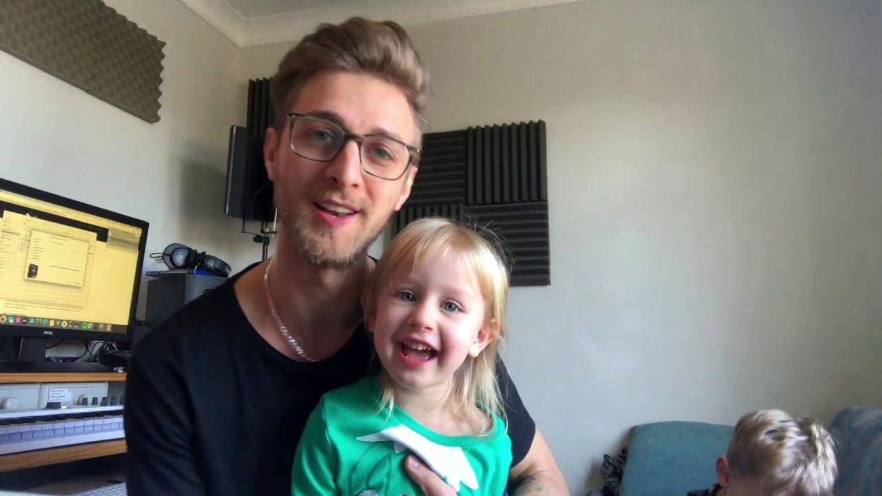 Une vidéo de  Mok Saib avec sa fille émerveille la toile