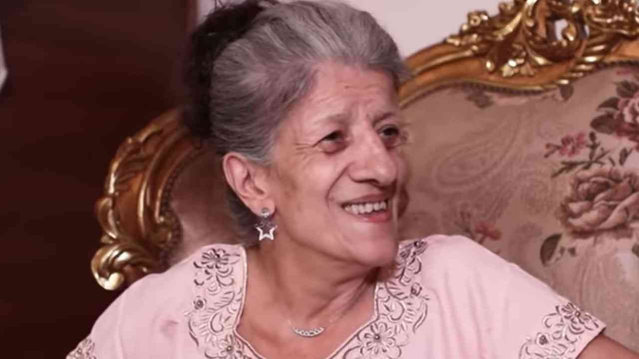  Émouvant! Biyouna présente son amie intime, dans un bain de larmes  
