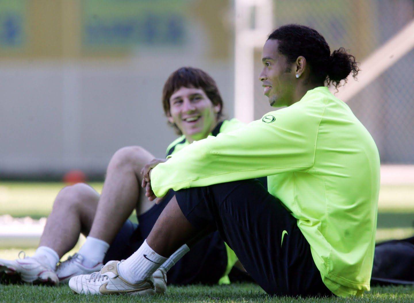 Ronaldinho met les choses au clair : « C’est pourquoi je n’ai jamais dit Messi est le GOAT » Ronaldinho-Messi-Visu-News