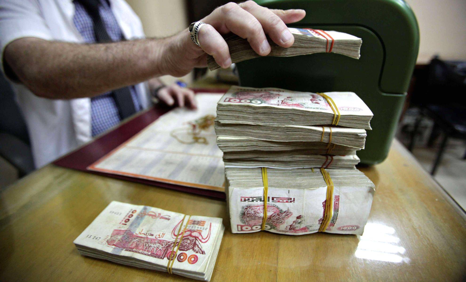 Intégration de l’argent du marché noir dans les circuits bancaires : Tebboune resserre les mailles