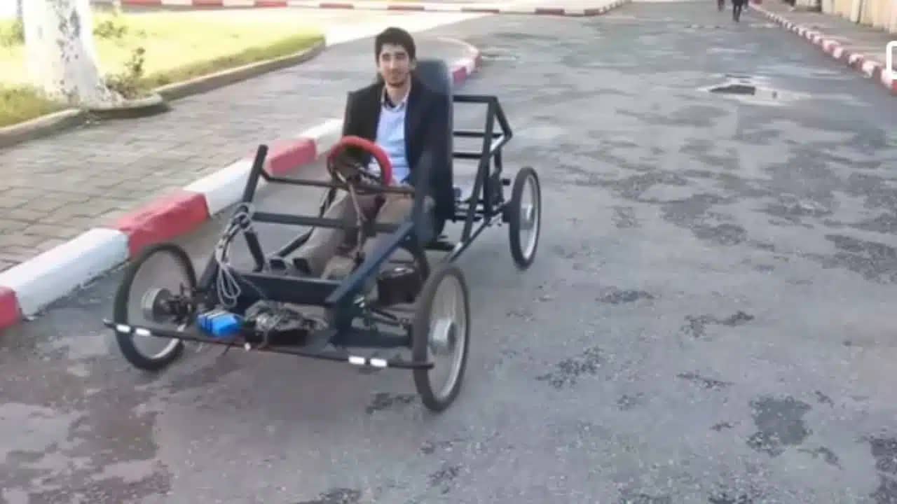 Un Algérien fabrique une voiture 100 % électrique pour son mémoire de fin de cycle