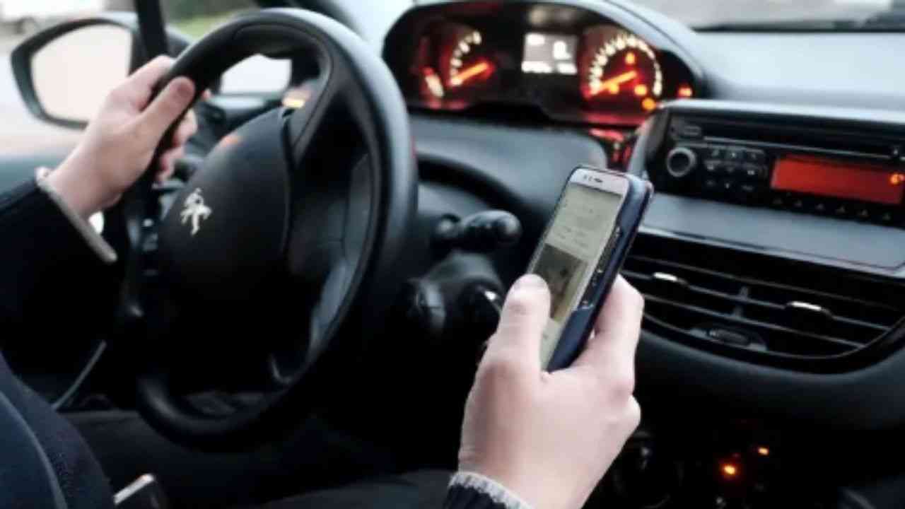 Algérie : l’usage du téléphone au volant est sanctionné par ceci 