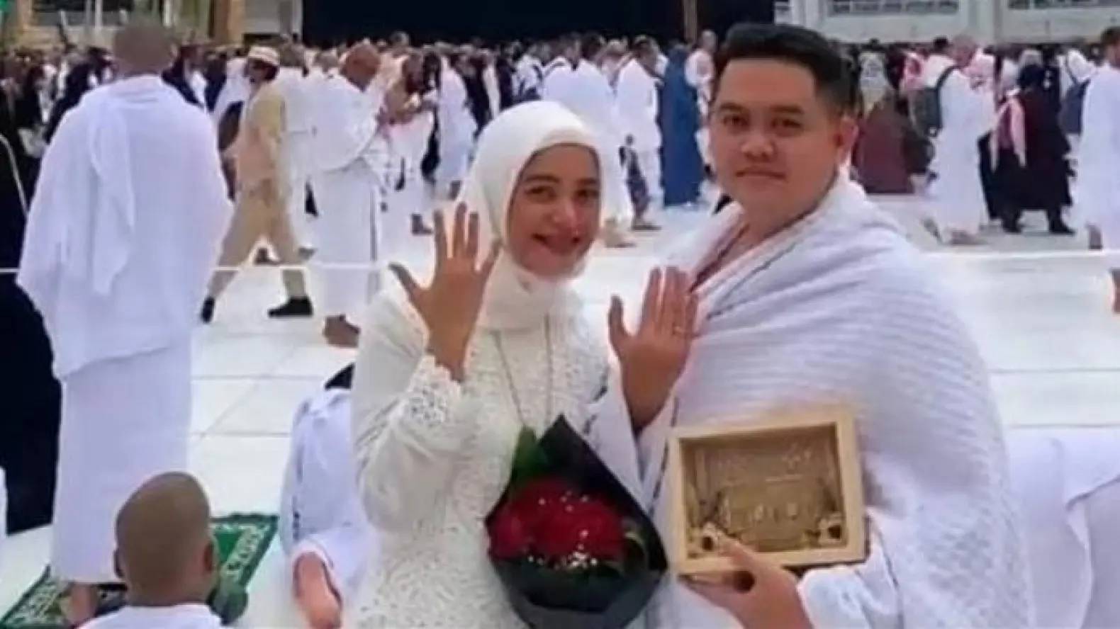Ce jeune couple se marient devant la Kaaba mariage mecque