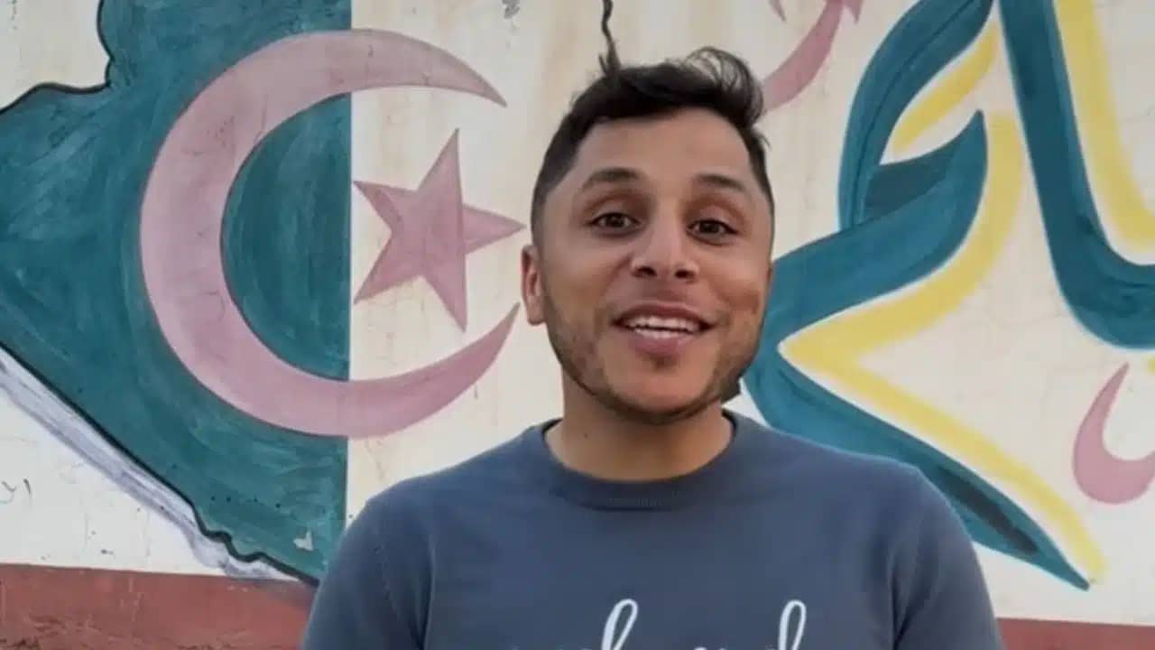 Un touriste Marocain fasciné par la Grande mosquée d’Alger
