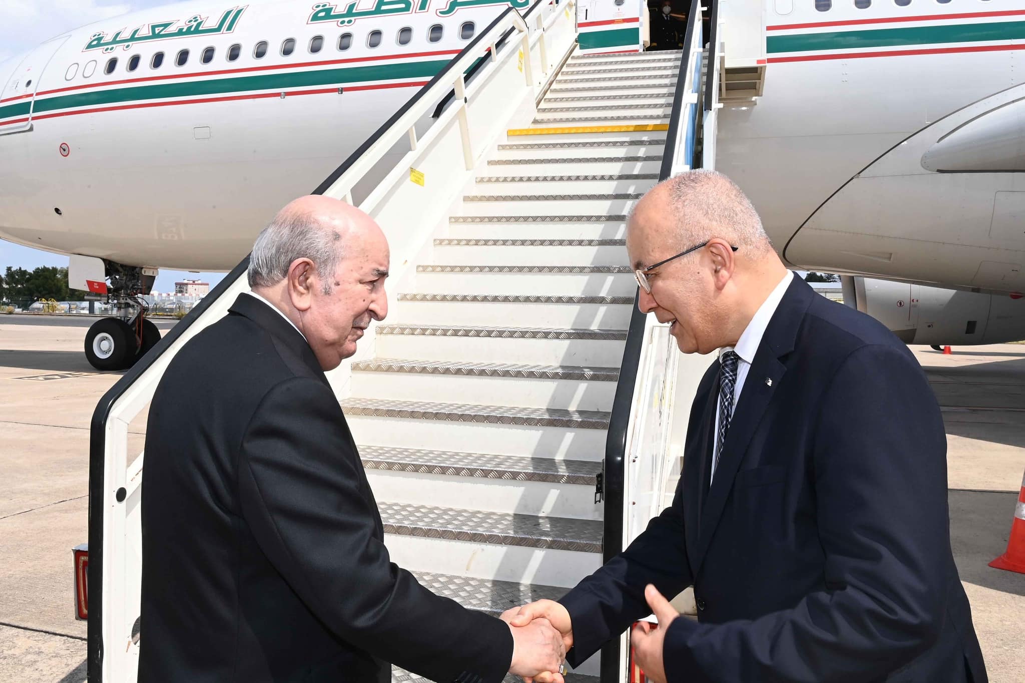 Tebboune regagne l'Algérie après une visite d’Etat de 2 jours au Portugal (vidéo) Tebboune regagne l'Algérie après une visite d’Etat de 2 jours au Portugal (vidéo)
