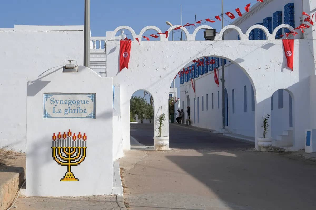 Tunisie: un gendarme tunisien tue deux fidèles devant la synagogue de Djerba (vidéo)