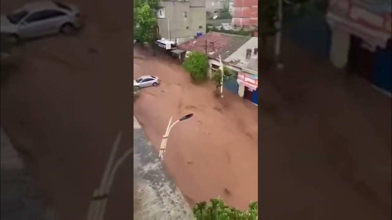 Inondations à Tipaza : Ce père,sauve sa famille.
