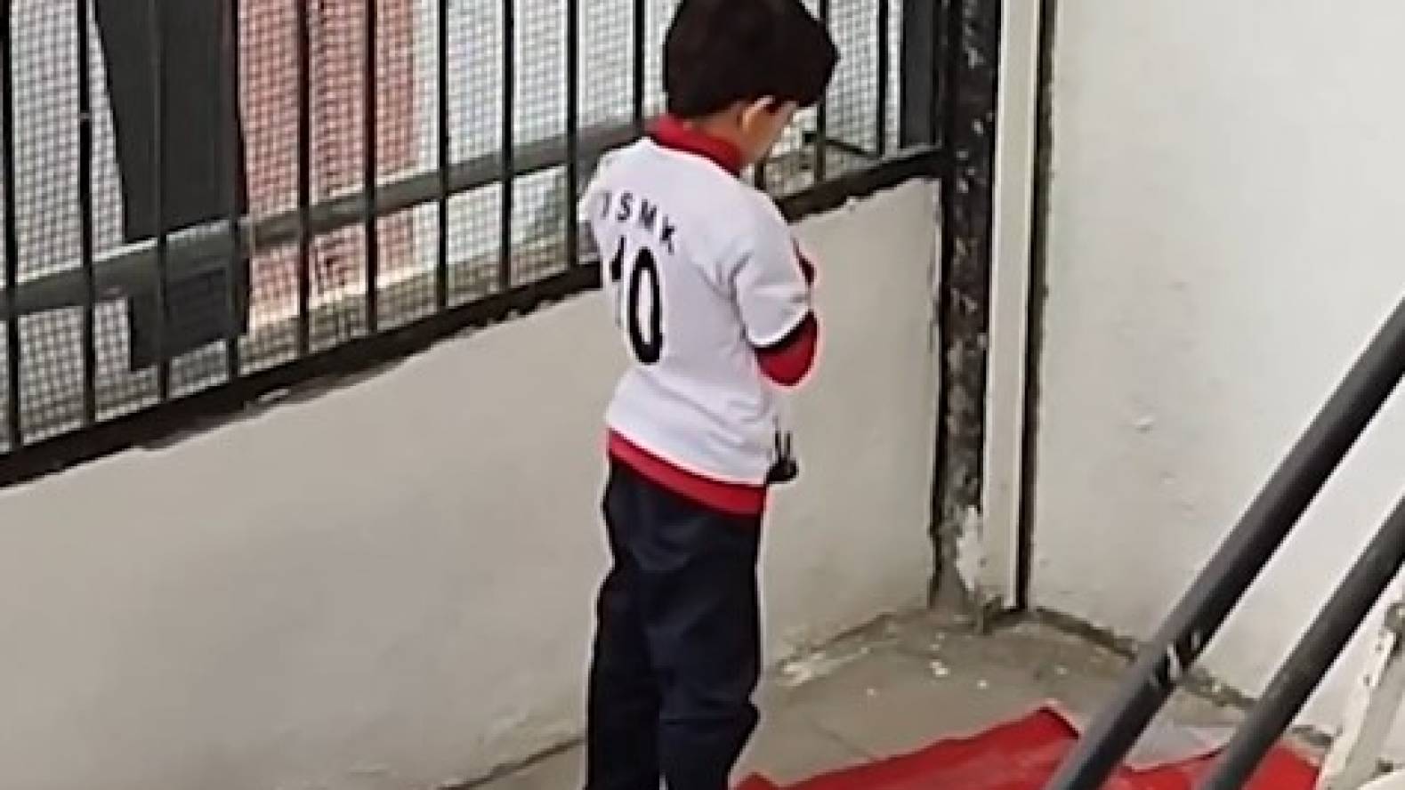 Cette video d'un enfant algérien priant dans le stade émeut le monde... garcon