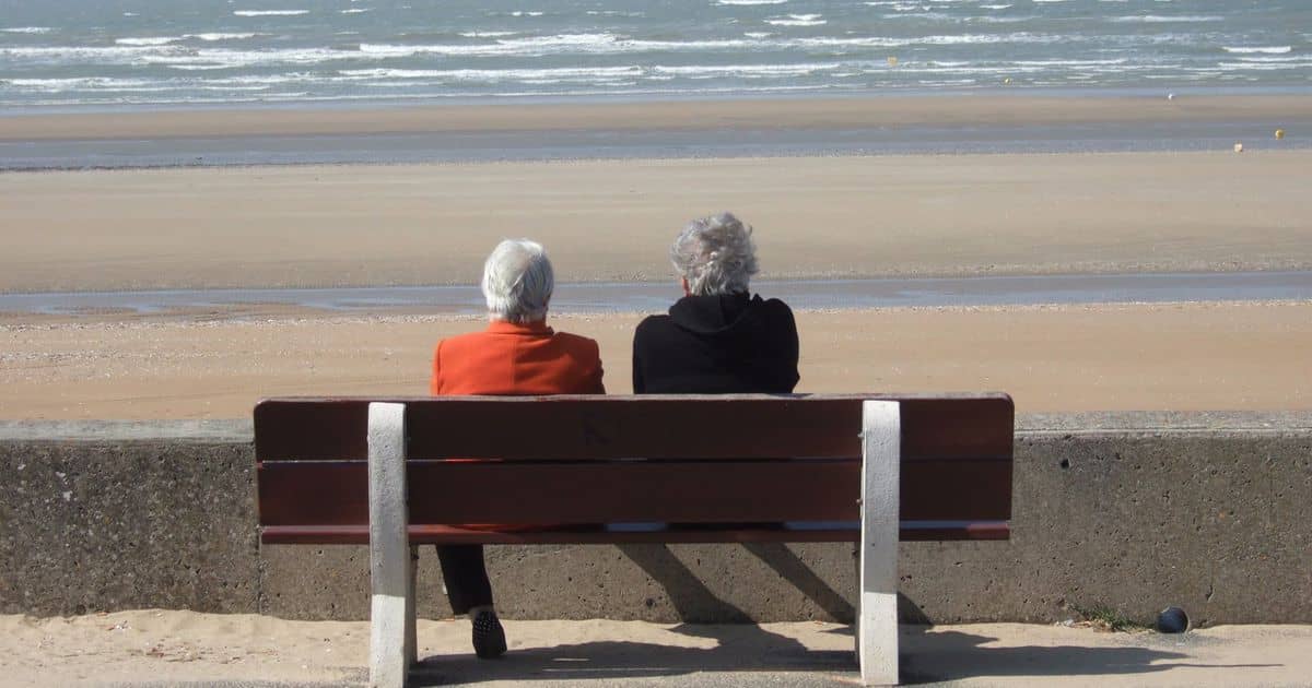 Destination des retraités français : l’Algérie en tête de liste. Retraités assis
