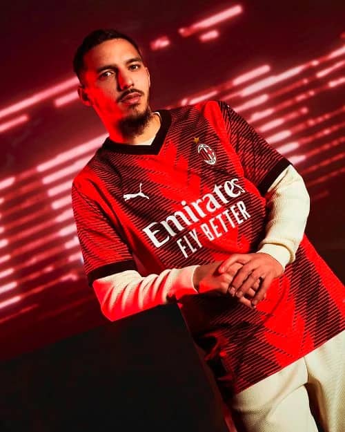Bennacer porte le nouvel maillot milanais bennacer