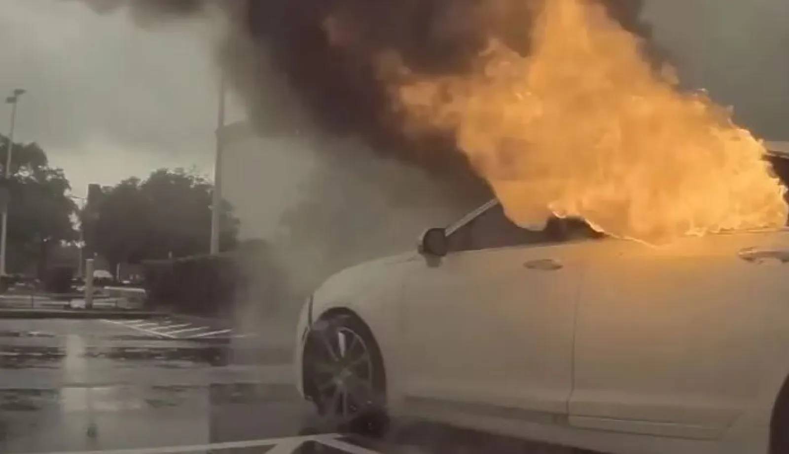 Elle laisse ses deux enfants dans sa voiture causant une tragédie incendie