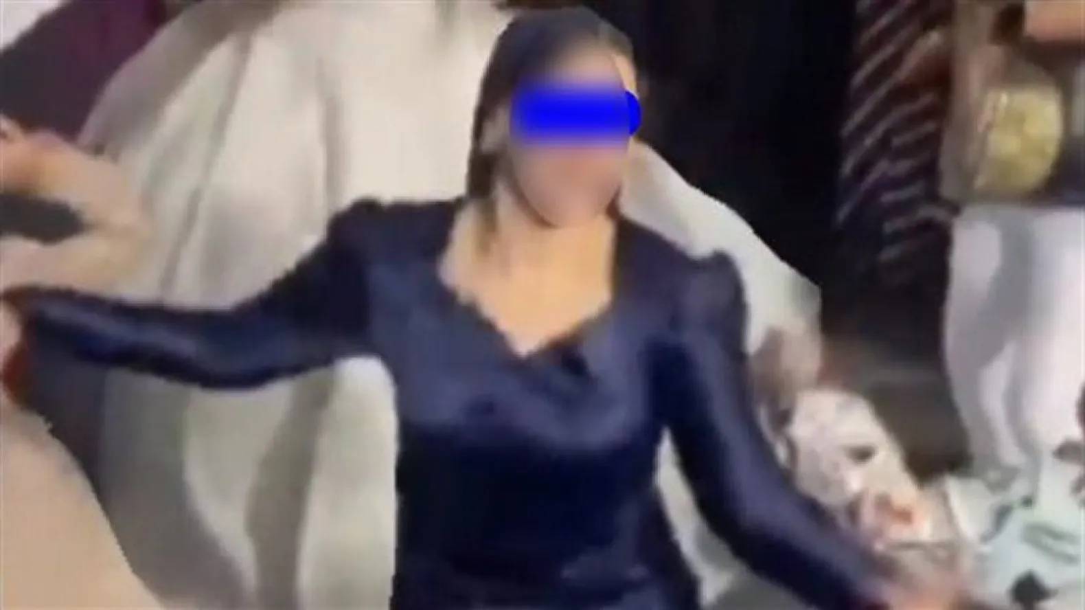 L’histoire de la fille en robe bleue qui secoue la toile avec sa danse L’histoire de la fille en robe bleue qui secoue la toile avec sa danse