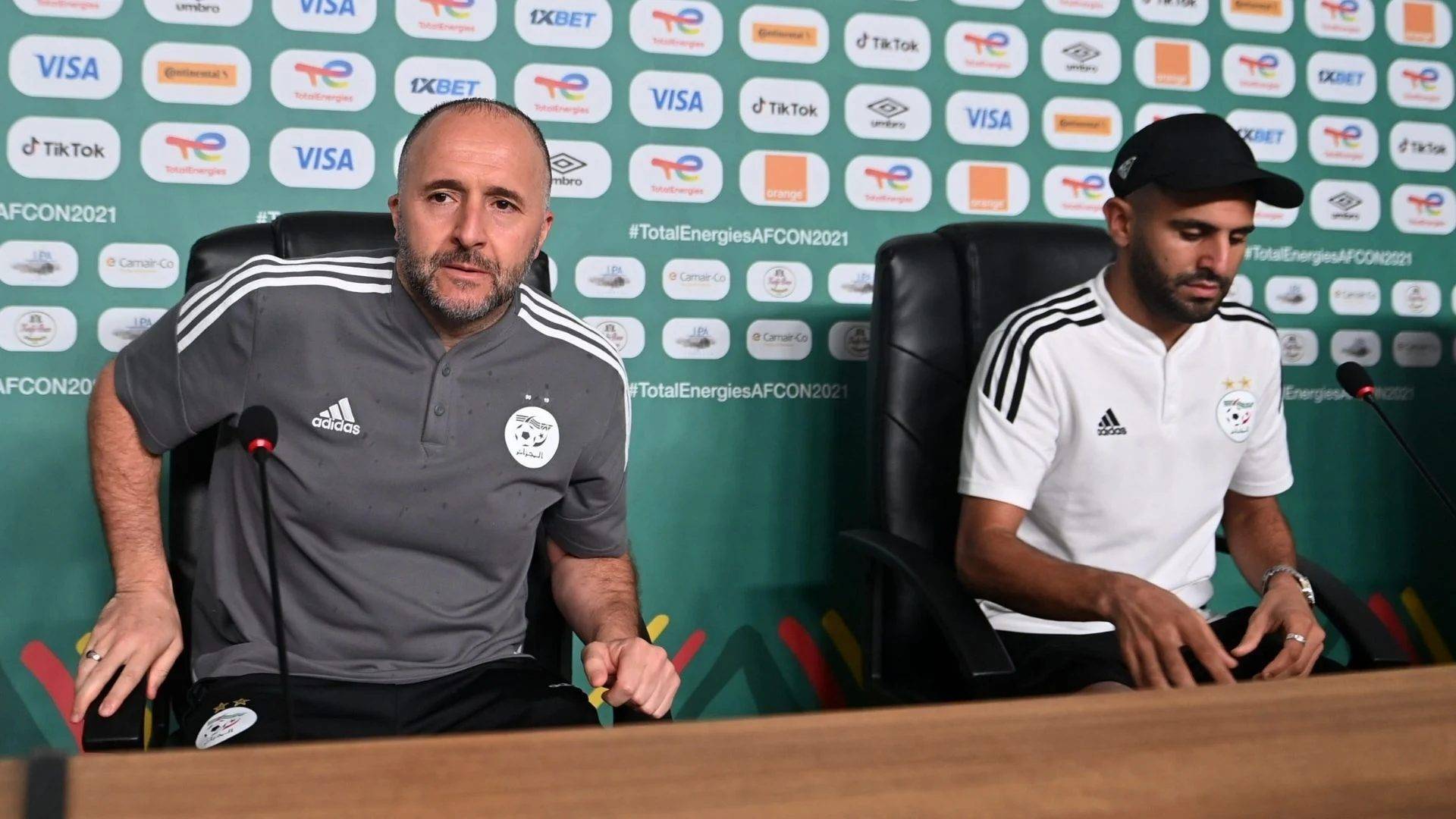 Ce journaliste camerounais tend un piège à Djamel Belmadi. Voici la réaction du driver national. Ce journaliste camerounais tend un piège à Djamel Belmadi