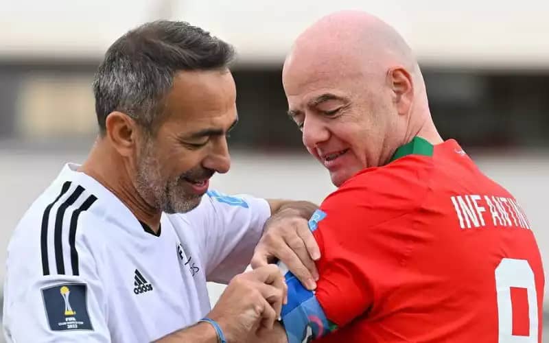 Portant le maillot du Maroc : La photo de Gianni Infantino qui fait scandale en Algérie gianni-infnatino-maroc-maillot