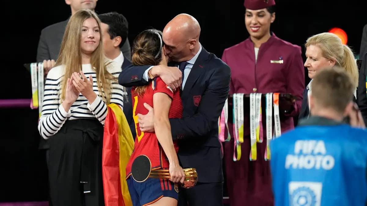 La Fifa ouvre une procédure disciplinaire contre Rubiales qui a embrassée une joueuse