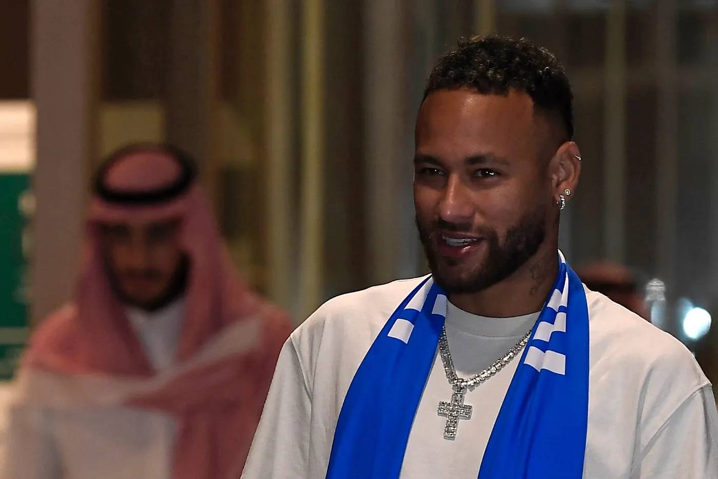 Neymar portant sa croix en Arabie Saoudite