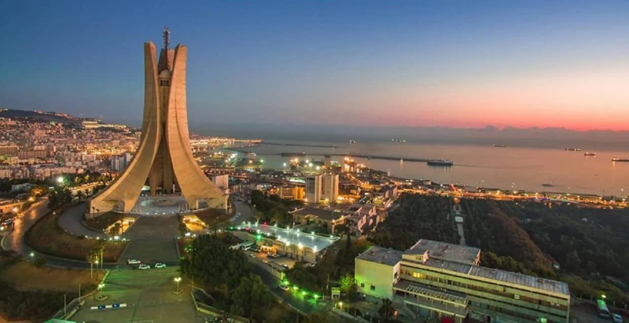 Voyager en Algérie avec 10 euros : Découvrez l'incroyable récit d'un touriste Espagnol Voyager en Algérie avec 10 euros : Découvrez l'incroyable récit d'un touriste Espagnol