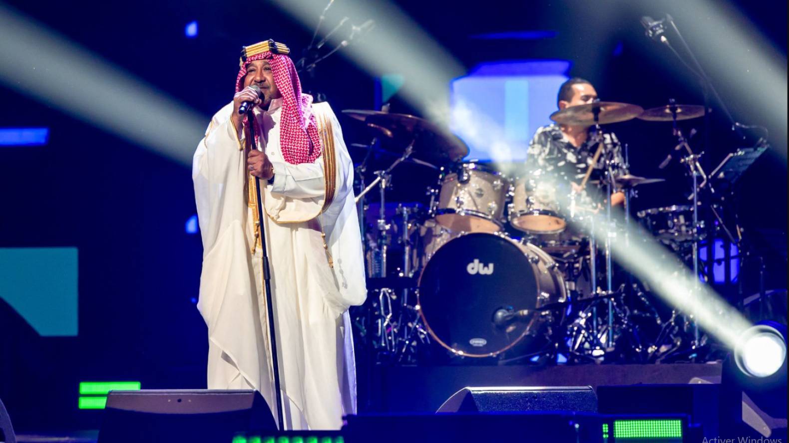 Cheb Khaled chante en tenue saoudienne et provoque... khaled