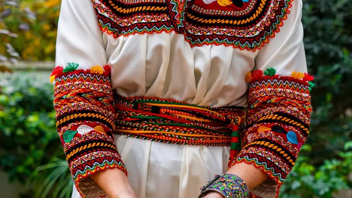 Incroyable! Pour avoir porté une robe kabyle, une lycéenne se fait renvoyer France : Taryel2.0 redonne vie aux tenues kabyles avec style et audace