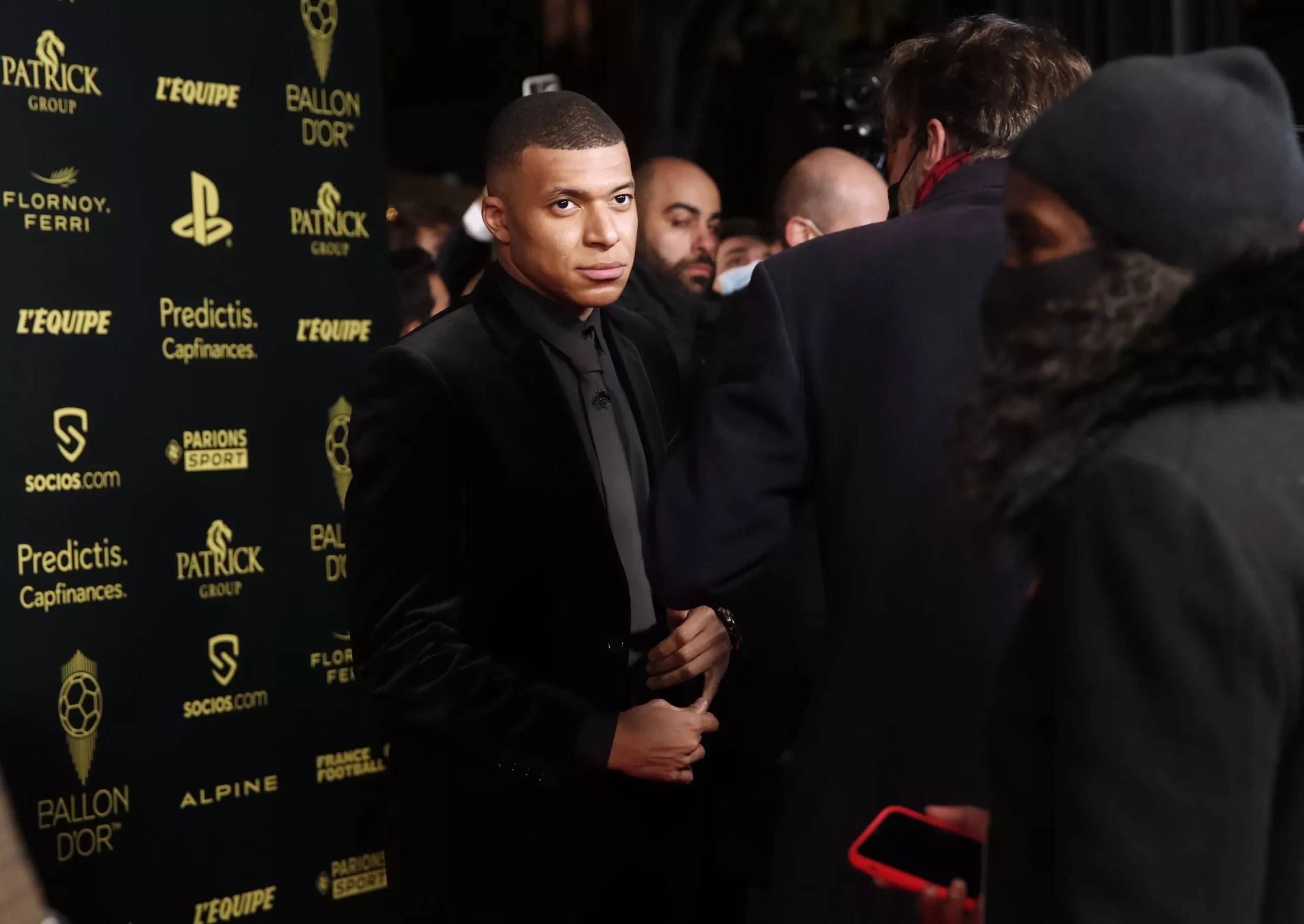 Kylian Mbappé arrive seul à la cérémonie du ballon d'Or, intrigue sur sa vie amoureuse Kylian Mbappé Arrive seul à la cérémonie du ballon d'Or, intrigue sur sa vie amoureuse