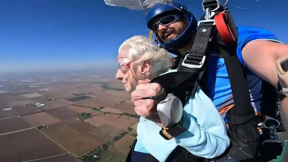 Prouesse ! A 104 ans, elle saute d’un avion à plus de 4.000 mètres d’altitude