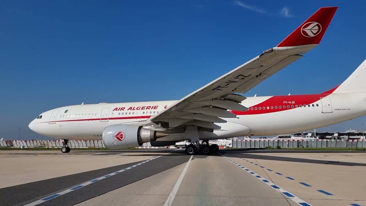Atterrissage captivant d'Air Algérie à Paris-Charles de Gaulle (vidéo)