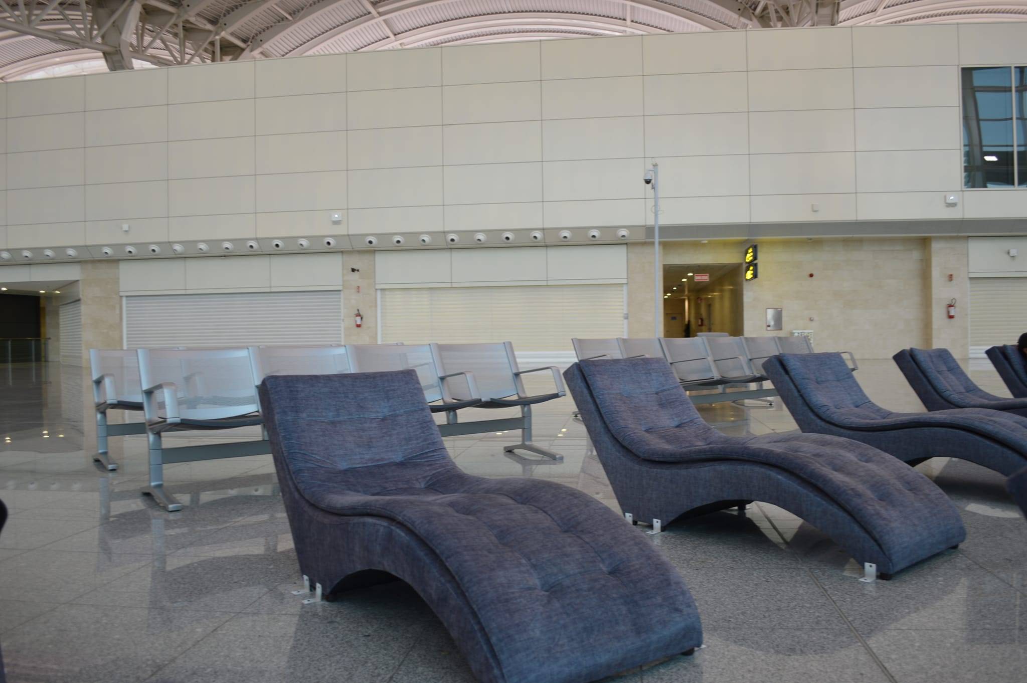 Transformation étonnante à l'aéroport international d'Alger : Les voyageurs bénéficient d'un nouvel espace détente avec des sièges transat