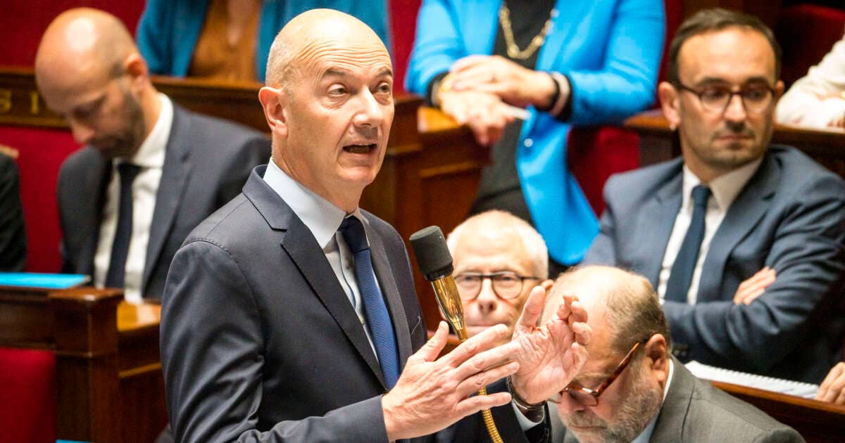 Le Ministre de l'industrie de la France défend l'immigration de Travail : Besoin de 100 000 à 200 000 Travailleurs Étrangers La France a besoin de l'immigration de travail, selon le ministre de l'Industrie