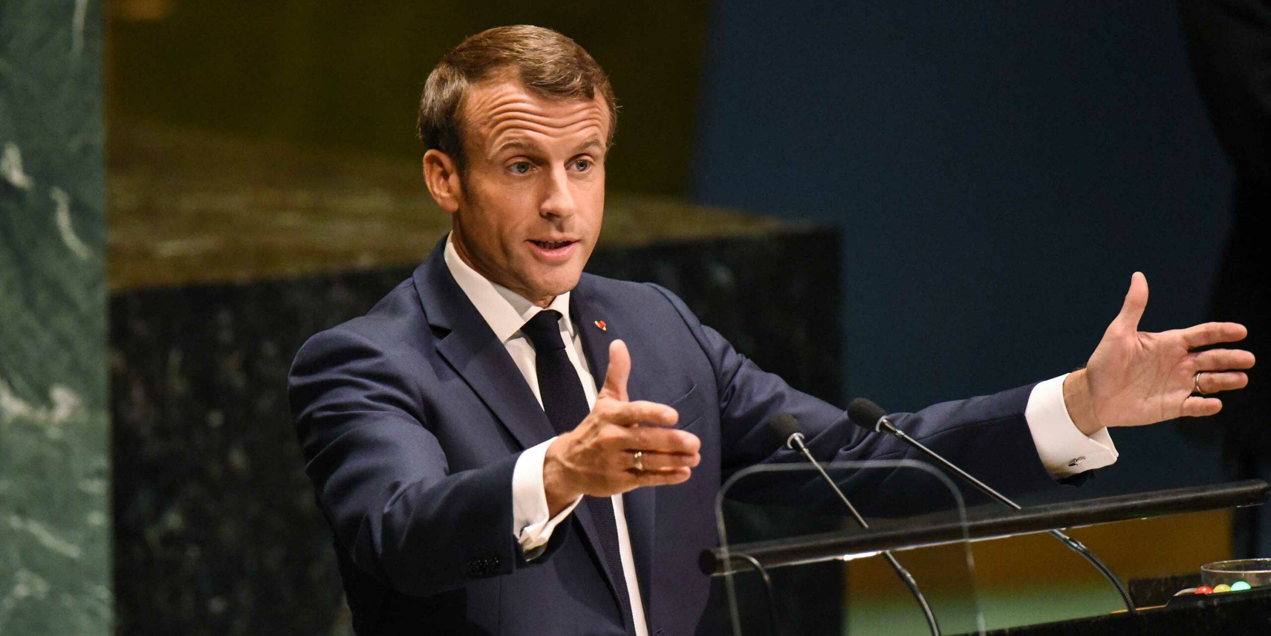 Emmanuel Macron Balaye la proposition du RN pour un Référendum sur l'Immigration, apaisant les inquiétudes des Algériens