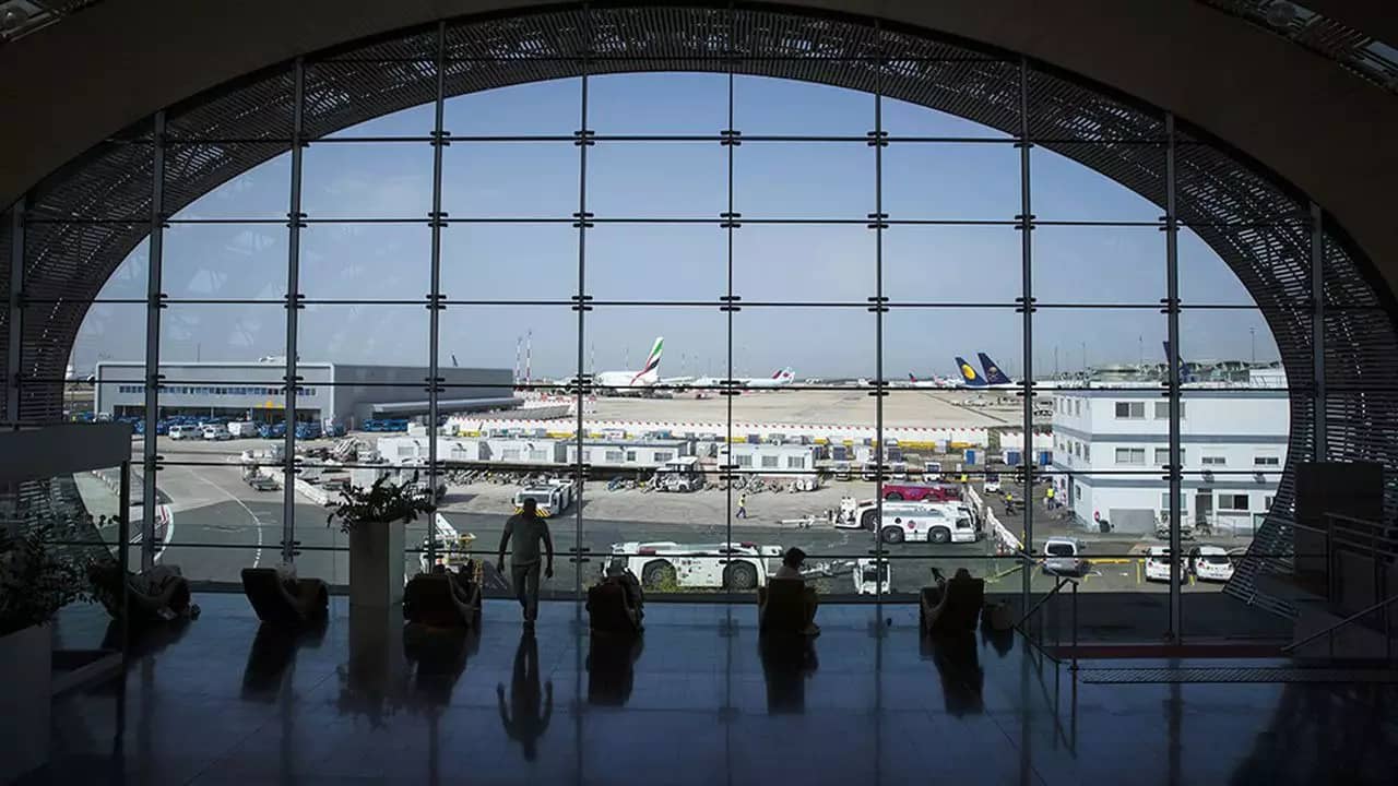 Une trentaine de musulmans font la prière à l'Aéroport de Paris. La toile s'enflamme Une trentaine de musulmans font la prière à l'Aéroport de Paris. La toile s'enflamme
