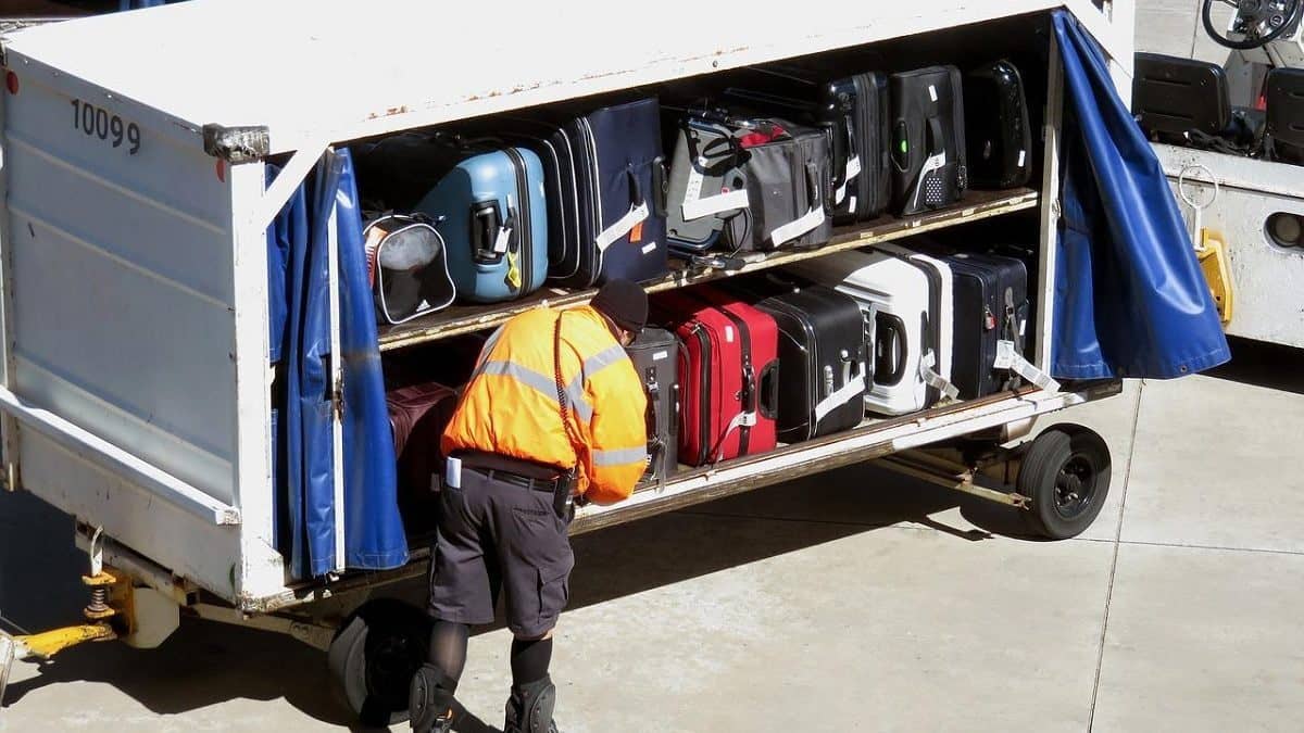 Le talent exceptionnel d'un bagagiste devient viral (vidéo)