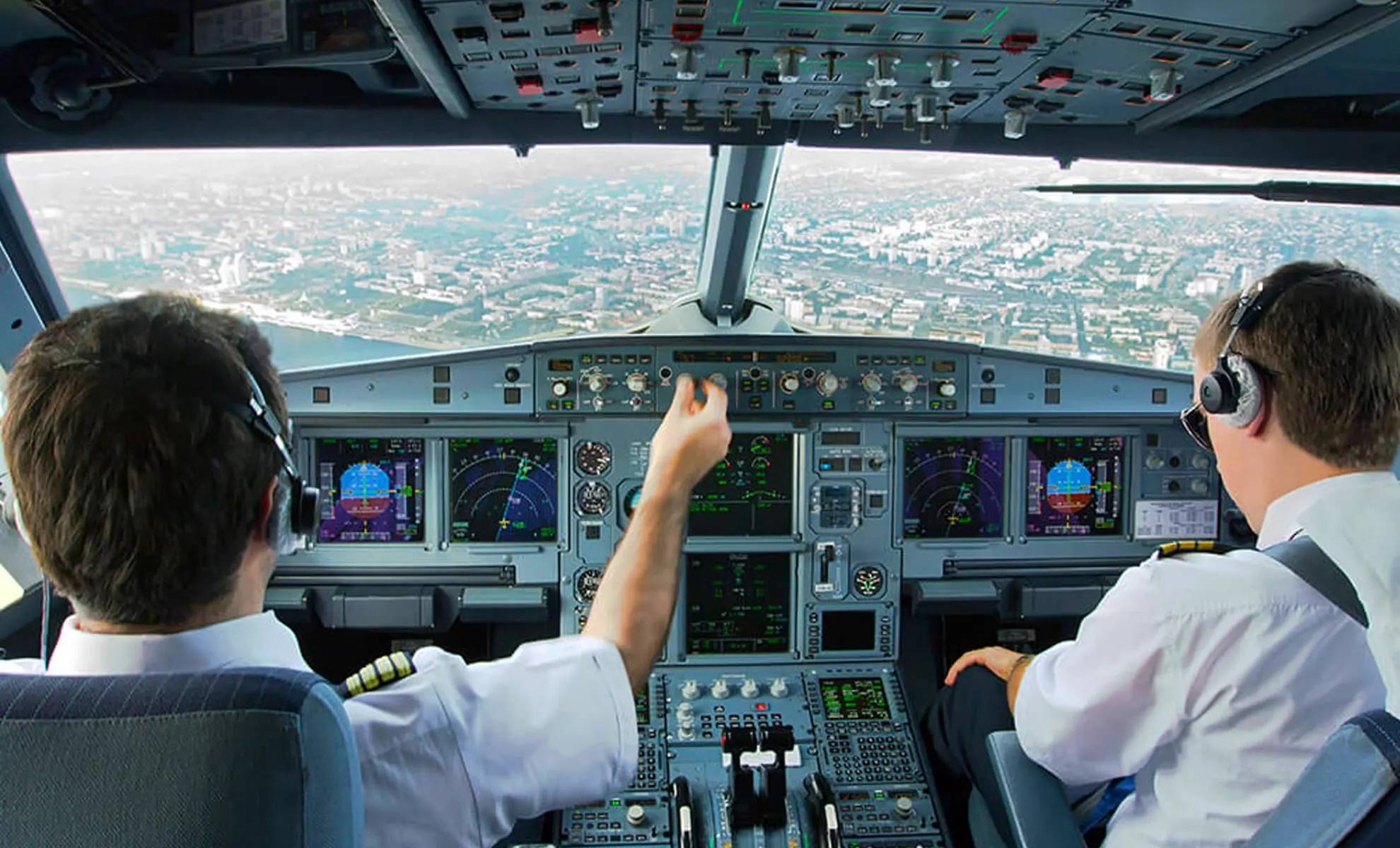 Lors d'un vol, cet homme tente une geste suicidaire