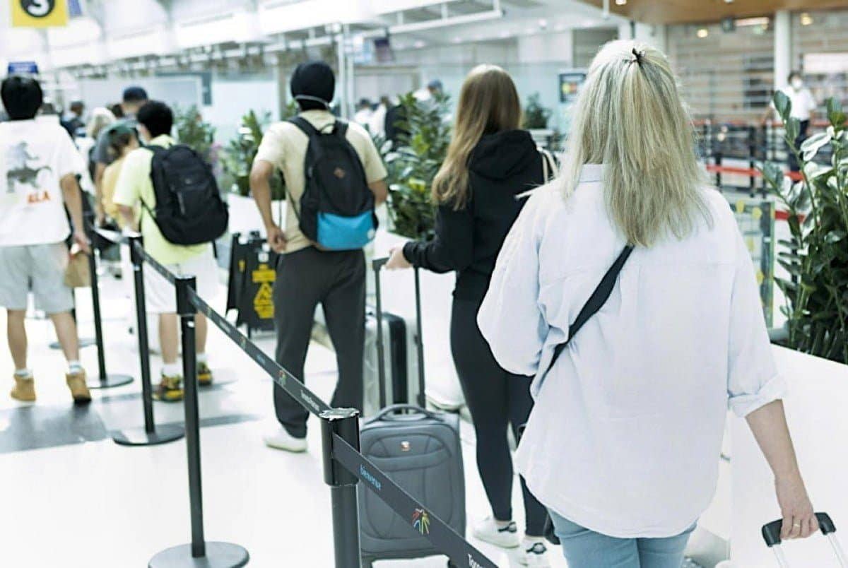 Des voyageurs expriment leur mécontentement envers l'aéroport de...