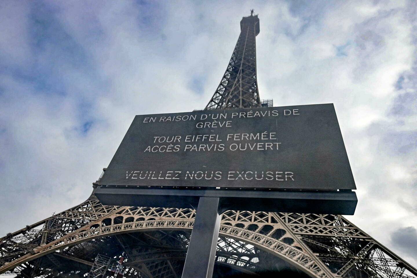 Grève en France : La Tour Eiffel ferme temporairement en signe de protestation Grève en France : La Tour Eiffel ferme temporairement en signe de protestation