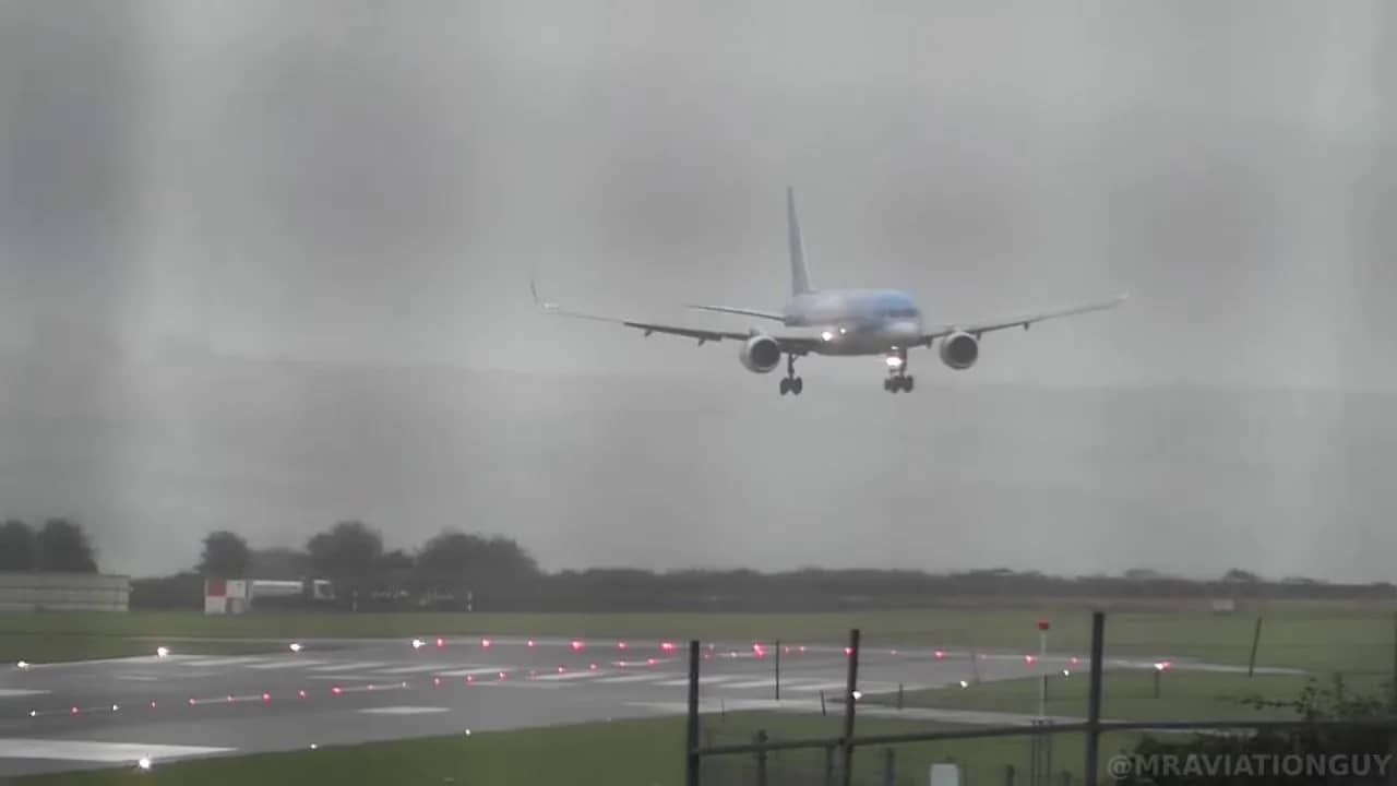 Le vent empêche un avion d’atterrir